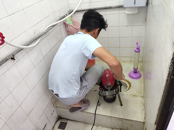 临沧管道堵塞冒臭气 专业师傅现场解决问题